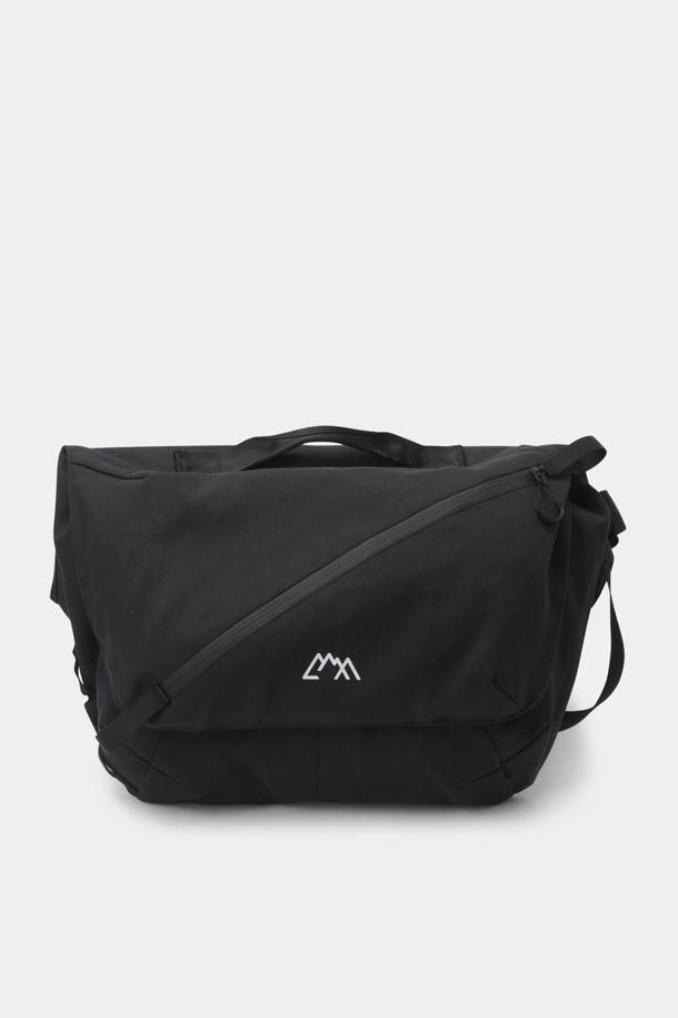 CMF 메신저 백은 테크니컬 및 밀리터리 스타일을 기반으로, 출근룩과 캐주얼, 미니멀 스타일을 추구하는 남성 고객에게 적합한 가방입니다. 블랙 색상의 무지 디자인, 미디엄 사이즈의 나일론 소재로 제작되었으며, 15.6인치 PC 수납이 가능하여 실용성을 높였습니다. 방수 기능과 경량 설계로 일상 및 아웃도어 활동에 적합하며, ITW NEXUS COBRA 버클과 DURAFLEX 버클을 사용하여 견고함과 스타일을 동시에 잡았습니다. 3점 벨트 시스템, PK in PK 포켓, 매거진 포켓 등의 특징을 갖춘 사각 형태의 메신저 백입니다.
