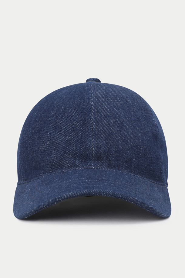 HOMECORE의 인디고 캡은 면 소재의 무지 야구모자로, 일상에서 편안하게 착용하기 좋습니다. 클래식 핏 디자인에 사이즈 조절이 가능한 스트랩이 있어 누구나 편안하게 착용할 수 있으며, 로고 자수 디테일이 돋보입니다. 봄, 여름, 가을 계절에 맞춰 인디고 컬러로 시원하고 세련된 스타일을 연출해보세요.
