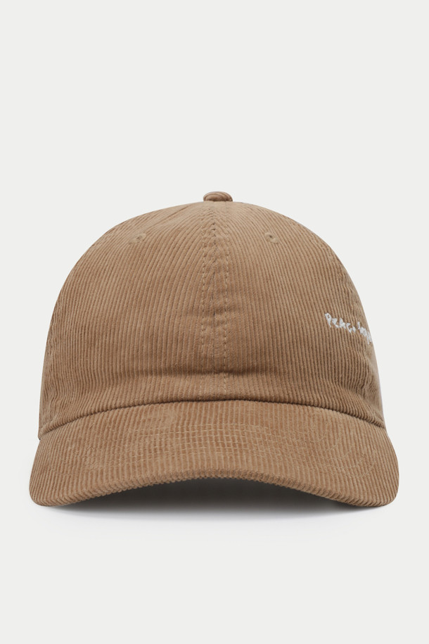 INNAT(인낫) 자수 캡은 브라운 컬러의 베이스볼 캡으로, 캐주얼, 미니멀, 클래식 스타일을 즐기는 분들을 위한 아이템입니다. 봄, 여름, 가을 계절에 착용하기 좋으며, 코듀로이와 면 혼방 소재로 제작되어 편안한 착용감을 선사합니다. 캡 측면에는 브랜드 모토 자수와 "PEACE BEGINS WITH A SMILE", "LIKE AN INN" 문구가 섬세하게 수놓아져 포인트를 더합니다. 동네 마실룩, 산책룩, 여행룩 등 다양한 TPO에 활용하여 스타일리시함을 연출해보세요.
