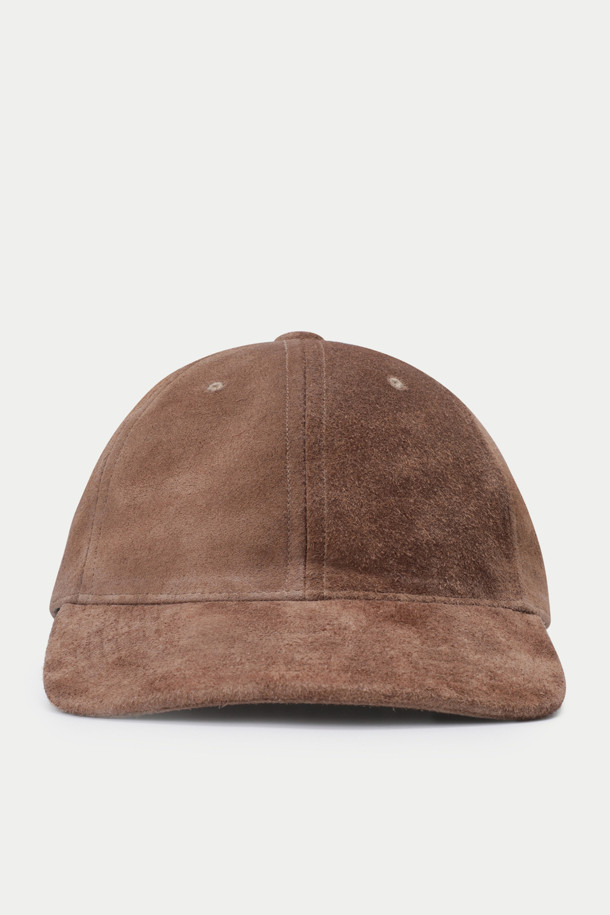 부드러운 촉감의 가죽 소재로 제작된 A 레더 베이스볼 캡입니다. 브라운 컬러의 무지 디자인으로, 캐주얼, 클래식, 미니멀 스타일을 모두 소화할 수 있습니다. 넉넉한 깊이감과 중간 챙 넓이로 편안한 착용감을 선사하며, 데일리룩 또는 산책룩에 잘 어울립니다. 핸드메이드 및 수작업으로 제작되어 높은 퀄리티를 자랑합니다. 사계절 내내 활용 가능한 실용적인 아이템입니다.
