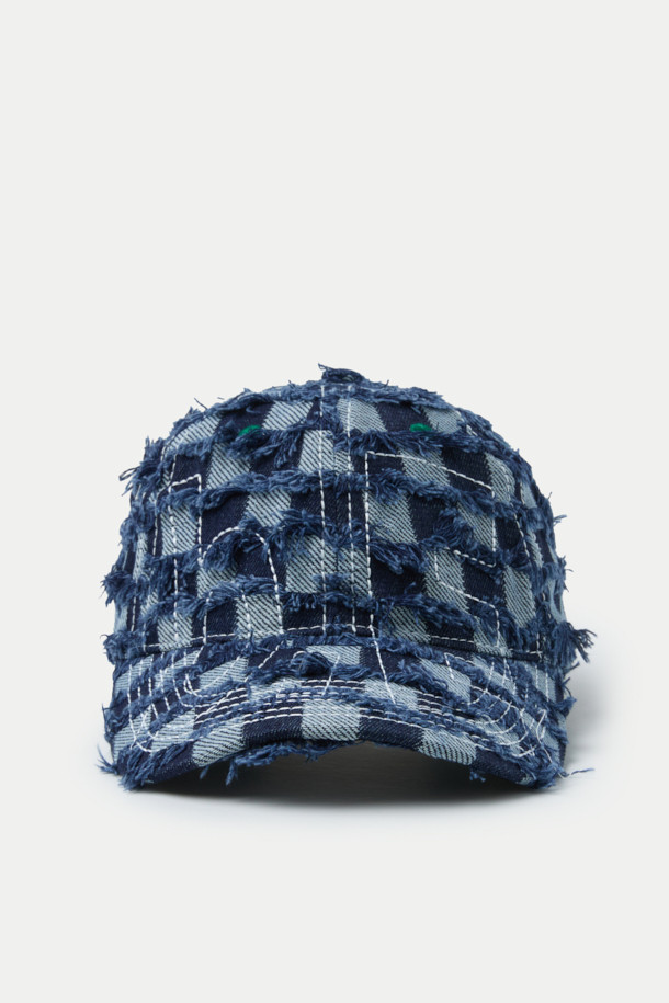 B.EAUTIFUL(뷰티풀) Vapor(베이퍼) 6 패널 햇은 데님과 블루 컬러로 제공되는 공용 모자입니다. 봄, 여름, 가을 계절에 착용하기 좋으며, 면 소재로 제작되어 편안한 착용감을 선사합니다. 로우 크라운 모자 깊이에 일반 챙 넓이, 체커보드와 로고 패턴이 특징이며, 스티치 자수 디자인이 돋보입니다. 벨크로 스트랩으로 사이즈 조절이 용이하며, 언스트럭처드 핏으로 캐주얼, 미니멀, 클래식 스타일을 연출하여 산책룩, 여행룩에 활용하기 좋습니다.
