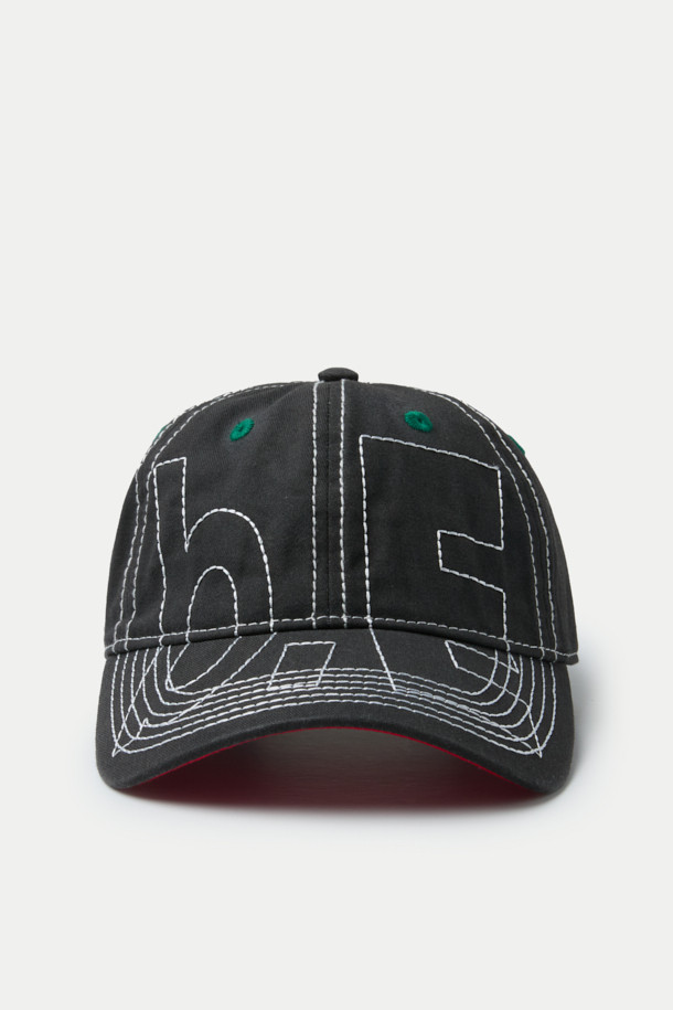 B.EAUTIFUL(뷰티풀) Vapor(베이퍼) 6 패널 캡입니다. 블랙 색상에 면 소재로 제작되어 봄, 여름, 가을 계절에 착용하기 좋습니다. 로우 크라운 디자인과 언스트럭처드 핏으로 편안한 착용감을 제공하며, 앞면, 옆면, 뒷면에 스티치 자수 디테일이 돋보입니다. 벨크로 스트랩으로 사이즈 조절이 가능하여, 산책룩, 캠핑룩 등 캐주얼, 미니멀, 스트리트 스타일 연출에 활용하기 좋습니다.
