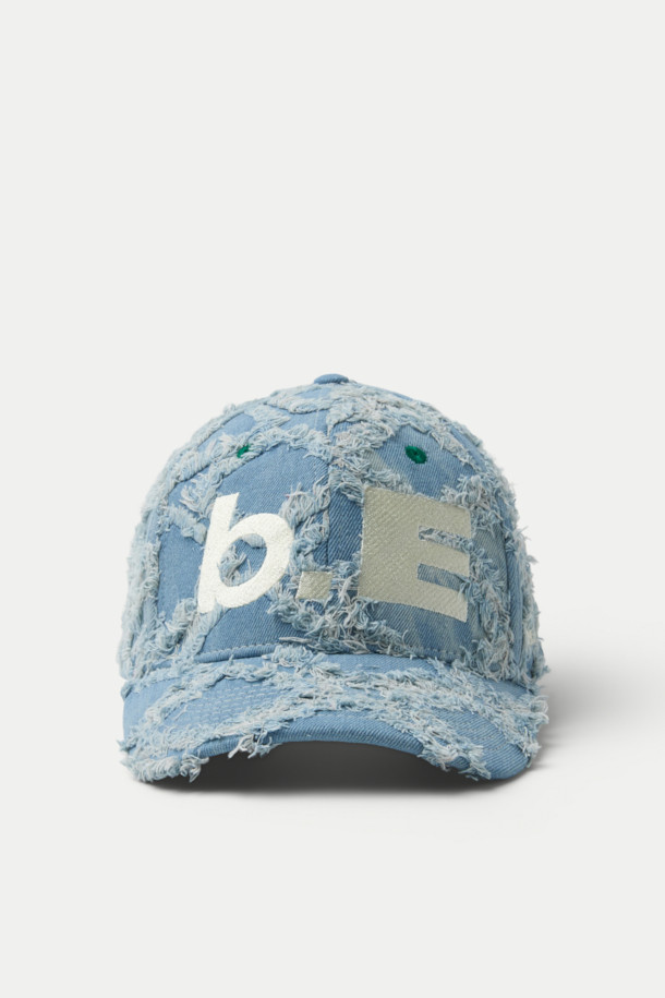 B.EAUTIFUL b.E 햇은 캐주얼, 스트리트, 미니멀 스타일을 소화하는 공용 스냅백입니다. 데님 소재에 로고 자수 디자인이 돋보이며, 블루와 화이트 두 가지 색상으로 출시되었습니다. 봄, 여름, 가을 시즌에 착용하기 좋으며, 여행이나 산책 시 편안하게 연출할 수 있습니다. 미드 크라운 모자 깊이와 스터럭처드 핏으로 안정감 있는 착용감을 제공하며, 사이즈 조절 기능으로 더욱 편리합니다.
