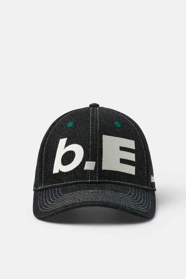 B.EAUTIFUL b.E 햇은 캐주얼, 스트리트, 미니멀 스타일을 즐겨 입는 남녀 공용 모자입니다. 봄, 여름, 가을 시즌에 착용하기 좋으며, 블랙 컬러의 면 소재로 제작되었습니다. 미드 크라운 모자 깊이에 스냅백 스트랩으로 사이즈 조절이 용이하며, 앞면, 옆면, 뒷면에 자수 디테일이 돋보입니다. 구조화된 핏으로 디자인되어 편안한 착용감을 선사합니다.
