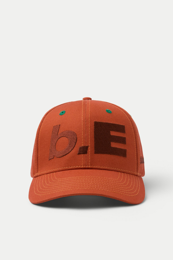 B.EAUTIFUL b.E 햇은 캐주얼, 스트리트, 미니멀 스타일을 즐기는 분들을 위한 모자입니다. 봄, 여름, 가을 시즌에 착용하기 좋으며, 여행룩, 캠핑룩 등 다양한 TPO에 활용할 수 있습니다. 오렌지, 브라운 두 가지 색상으로 제공되며, 면 소재로 제작되어 편안한 착용감을 선사합니다. 미드 크라운 모자 깊이와 스냅백 스트랩으로 사이즈 조절이 가능합니다. 앞면, 옆면, 뒷면에 자수 디테일이 돋보이며, 스터럭처드 핏으로 스타일리시함을 더했습니다.
