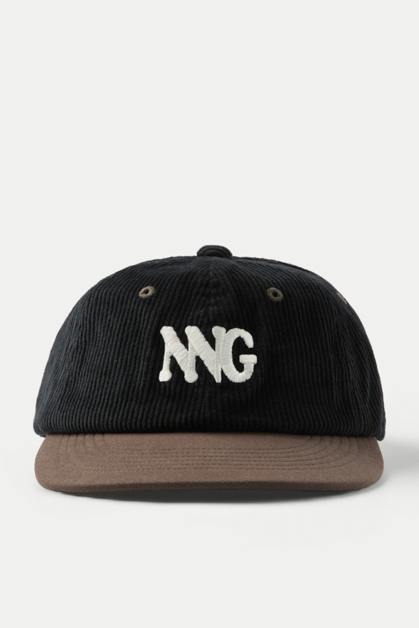 **NANGA (낭가) 코듀로이 NNG 로고 캡**은 가을, 겨울철 일상룩과 캠핑룩에 잘 어울리는 모자입니다. 부드러운 촉감의 코듀로이 소재를 크라운 부분에 사용하여 따뜻함을 더하고, 챙 부분에는 친환경 스웨이드 소재를 적용하여 고급스러운 분위기를 연출합니다. 전면에는 입체감 있는 NNG 자수, 뒷면에는 NANGA (낭가) 로고 각인이 포인트로 디자인되어 있습니다. 블랙과 브라운 두 가지 색상으로 출시되어 캐주얼, 클래식, 미니멀 스타일 모두 소화 가능합니다.

