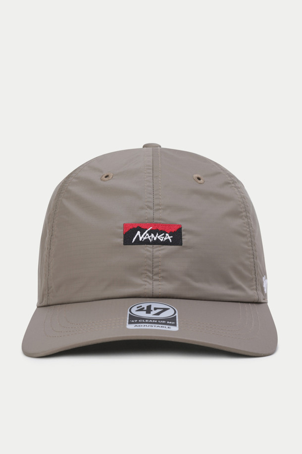 낭가 47 오로라 텍스 캡은 야외활동과 일상 모두에 적합한 남녀 공용 모자입니다. 베이지, 그레이 두 가지 색상으로 출시되었으며, 깊은 모자 깊이와 부드러운 촉감이 특징입니다. 방수, 투습, 경량, 통기 기능을 갖춘 오로라 텍스 소재를 사용하여 사계절 내내 편안하게 착용할 수 있습니다. 6패널 구조와 클래식, 심플한 디자인에 로고, 아이렛, 파이핑 디테일이 더해져 캐주얼, 클래식, 미니멀 스타일을 연출하기 좋습니다. 산책, 여행, 등산 등 다양한 TPO에 활용할 수 있는 활용도 높은 캡모자입니다.
