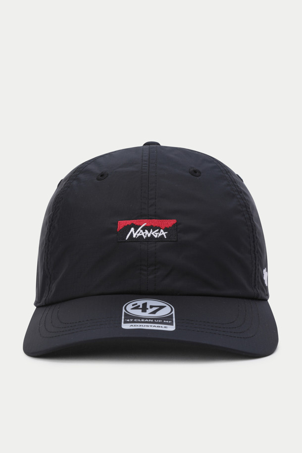 낭가 47 오로라 텍스 캡은 야외 활동과 일상에서 활용하기 좋은 캡모자입니다. 블랙 색상으로 출시되었으며, 깊은 크라운 디자인과 부드러운 촉감이 특징입니다. 나일론, 폴리우레탄 소재를 사용하여 방수, 투습, 경량, 내구성, 통기성 기능을 갖췄습니다. 6패널 구조, 스웻밴드, 파이핑, 47 로고 디테일로 디자인의 완성도를 높였습니다. 산책룩, 여행룩, 등산룩 등 다양한 TPO에 캐주얼, 스포티, 고프코어 스타일로 연출할 수 있는 캡모자입니다.
