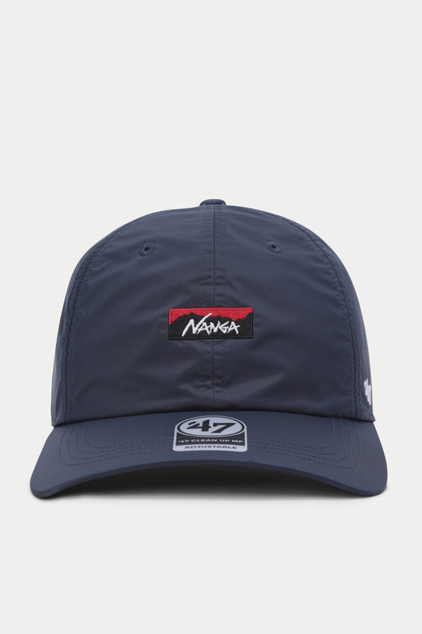 **낭가 47 오로라 텍스 캡**은 야외 활동과 일상에서 폭넓게 활용 가능한 모자입니다. 네이비 컬러에 무지 패턴으로 미니멀한 스타일을 연출하며, 깊은 모자 깊이와 부드러운 촉감이 편안한 착용감을 선사합니다. 방수, 투습, 통기, 경량 기능을 갖춰 사계절 내내 쾌적하게 사용할 수 있으며, 6패널 구조와 클래식 디자인으로 내구성이 우수하고 구김이 적습니다. 여행룩, 산책룩과 같은 캐주얼한 스타일에 활용하기 좋고, 아이렛과 로고 디테일이 디자인의 포인트를 더합니다.

