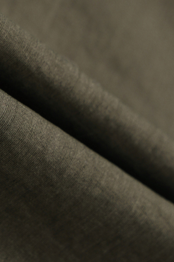 다잉 모즈코트는 밀리터리 스타일과 미니멀한 디자인을 결합한 아우터입니다. 가을, 겨울 시즌에 어울리는 두꺼운 두께감으로 보온성을 높였으며, 부드러운 촉감이 특징입니다. 카키와 올리브 두 가지 색상으로 출시되었으며, 탈부착 가능한 후드와 퀼팅 내피를 포함하여 실용성을 더했습니다. 가먼트 다잉 가공과 피치 가공을 통해 은은한 멋을 더했고, 세미 오버핏으로 편안한 착용감을 선사합니다. 출근룩, 미니멀, 클래식, 워크웨어 스타일을 즐겨 입는 분들께 추천합니다.
