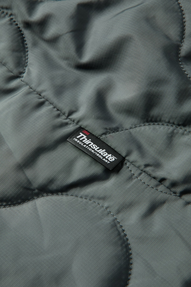 베노 올메텍스는 캐주얼, 미니멀, 클래식 스타일을 아우르는 공용 점퍼형 재킷입니다. 가을, 겨울 시즌에 적합하며, 일상 및 캐주얼 용도로 활용하기 좋습니다. 블랙 컬러의 무지 디자인으로 밀리터리 스타일의 무드를 연출합니다. 루즈핏으로 편안한 착용감을 선사하며, 지퍼와 스냅으로 여밈 방식을 갖췄습니다. 이탈리아 OLMETEX S.P.A 원단을 사용하여 부드러운 촉감을 자랑하며, 탈부착 가능한 이너 베스트와 3M 신슐레이트 충전재로 보온성을 높였습니다. 방수 기능과 내구성을 갖춰 출근룩, 여행룩 등 다양한 TPO에 활용 가능합니다.
