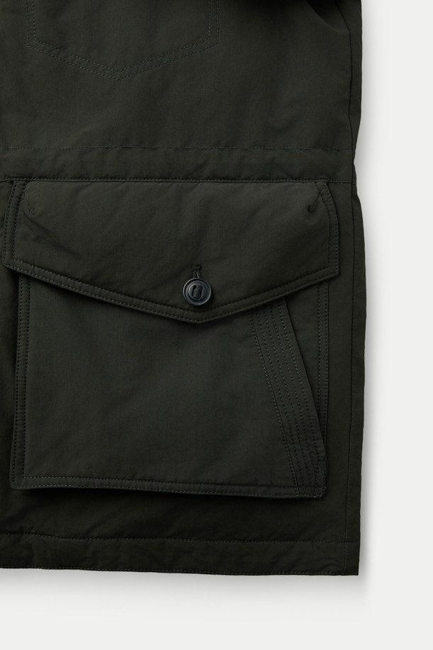 빈티지 무드를 더한 양털 카라 다운 재킷입니다. 넉넉한 루즈핏으로 편안한 착용감을 선사하며, 탈부착 가능한 양털 패널이 보온성을 높여줍니다. 소매 안쪽 니트 바람막이 디테일과 구조적인 실루엣이 특징이며, 다양한 이너 레이어링으로 스타일 연출이 용이합니다. 두꺼운 두께감과 부드러운 촉감의 폴리에스테르, 양모 혼방 소재로 제작되어 겨울철에도 따뜻하게 착용할 수 있습니다. 캐주얼, 미니멀, 클래식 등 어떤 스타일에도 잘 어울리는 블랙 컬러의 다운 재킷입니다.
