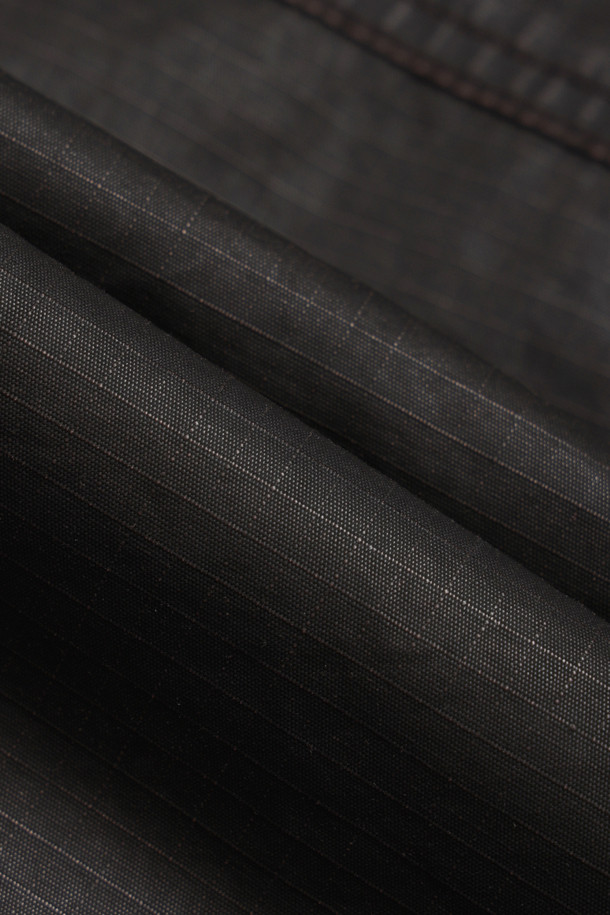 이탈리아 립스탑 카본 코팅 원단을 사용하여 방풍 및 발수 기능을 갖춘 립스탑 워크 블루종 점퍼입니다. 블랙 컬러의 무지 디자인으로, 간절기에 캐주얼하고 빈티지한 스타일을 연출하기 좋습니다. 루즈핏과 세미오버핏으로 편안한 착용감을 제공하며, 부드럽고 유연한 면 소재로 제작되었습니다. 빌트인 가죽 칼라와 탈착 가능한 칼라, 신슐레이트 충전재를 통해 보온성을 높였으며, 레이어드하여 다양한 스타일을 연출할 수 있습니다. 동네 마실룩, 여행룩, 가을 나들이룩 등 다양한 TPO에 활용하기 좋은 워크웨어 스타일의 점퍼입니다.
