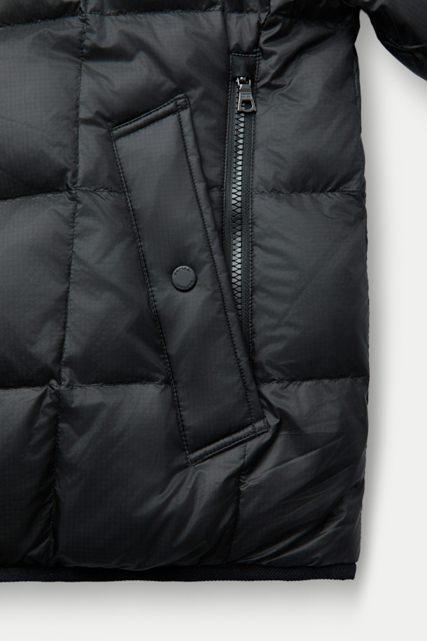 **미들레이어 경량 다운 점퍼**는 가을과 겨울, 일상 및 아웃도어 활동에 적합한 남녀 공용 아우터입니다. 블랙 색상의 무지 디자인으로 미니멀하고 베이직한 스타일을 연출하며, 집업 여밈 방식과 베이직핏으로 편안한 착용감을 선사합니다. 초경량 나일론 소재와 구스다운 충전재를 사용하여 가볍고 따뜻하며, 발수 및 방풍 코팅으로 기능성을 더했습니다. 빌트인 후드 분리가 가능하며, 접밴드 및 절개 보강 설계를 통해 활동성을 높였습니다. 출근룩과 여행룩 등 다양한 TPO에 활용할 수 있는 실용적인 아이템입니다.
