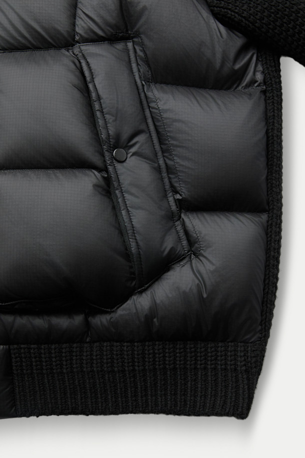 **니트 하이브리드 아우터**는 겨울철 추위에도 끄떡없는 보온성을 제공하는 남성용 점퍼입니다. 무지 디자인에 블랙 컬러로, 캐주얼 및 스포티 스타일을 연출하기 좋습니다. 부드러운 촉감의 니트 소재와 방풍, 발수 기능을 갖춘 초경량 아우터로, 탈부착 후드가 있어 레이어링이 용이합니다. 머스코비 덕다운 충전재를 사용하여 보온성을 극대화했으며, 출근룩이나 여행룩 등 다양한 TPO에 활용 가능합니다. 레귤러핏에 긴 소매, 집업 스타일로 편안하고 활동적인 착용감을 선사합니다.
