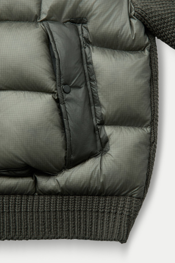 세련된 니트 하이브리드 아우터 점퍼입니다. 캐주얼, 미니멀, 클래식 스타일을 아우르며, 일상과 출근룩에 모두 잘 어울립니다. 카키 및 올리브 색상으로 출시되어 겨울철 스타일링에 포인트를 더합니다. 초경량 나일론과 니트 소재의 조합으로 뛰어난 착용감과 보온성을 제공하며, 덕다운 충전재, 방풍, 발수 기능, 탈부착 후드, 하이브리드 디자인 등 다양한 특징을 갖췄습니다. 레귤러핏에 집업 스타일로 편안함과 활동성을 동시에 잡았습니다.
