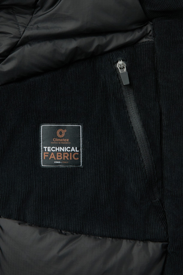 올메텍스 카본 라파예트는 남성용 겨울 점퍼입니다. 카본 및 블랙 컬러로 출시되었으며, 밀리터리와 빈티지 스타일을 동시에 느낄 수 있습니다. MA-1, B-15 코트 타입 디자인에 탈부착 가능한 리얼 FUR 칼라와 구스다운 충전재를 사용하여 보온성을 높였습니다. 방풍 및 발수 기능을 갖춘 면혼방 소재에 카본 코팅 처리와 빈티지 워싱 가공으로 내구성을 더했으며, 세미루즈핏과 드롭 숄더 디자인으로 편안한 착용감을 제공합니다. 출근룩, 여행룩, 클래식, 미니멀, 워크웨어 스타일을 즐기는 분들께 추천합니다.
