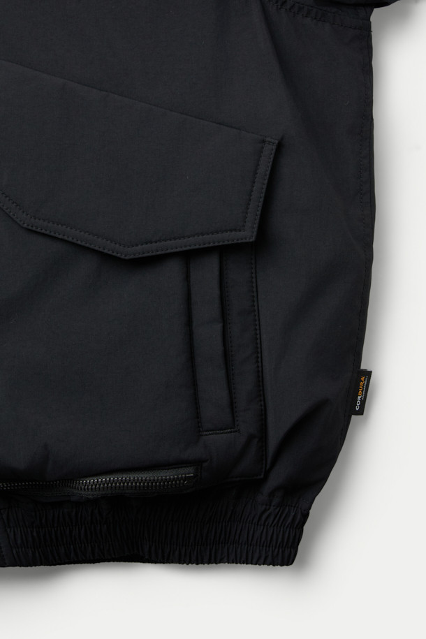 SERIES; X UNAFFECTED MK3 하이브리드 다운 봄버는 남성용 아우터로, 겨울철 일상룩에 적합한 다운 점퍼입니다. 블랙 컬러에 무지 패턴으로 미니멀하면서도 스트릿 스타일을 연출할 수 있으며, 하이넥 디자인과 플랩 포켓 디테일이 돋보입니다. 오버핏 크롭 기장으로 트렌디함을 더하고, 보온성과 방수 기능을 갖춰 추운 날씨에도 쾌적하게 착용 가능합니다. 하이브리드 다운 충전재와 나일론 소재를 사용하여 뛰어난 보온성을 제공하며 출근룩과 여행룩에 모두 활용하기 좋습니다.
