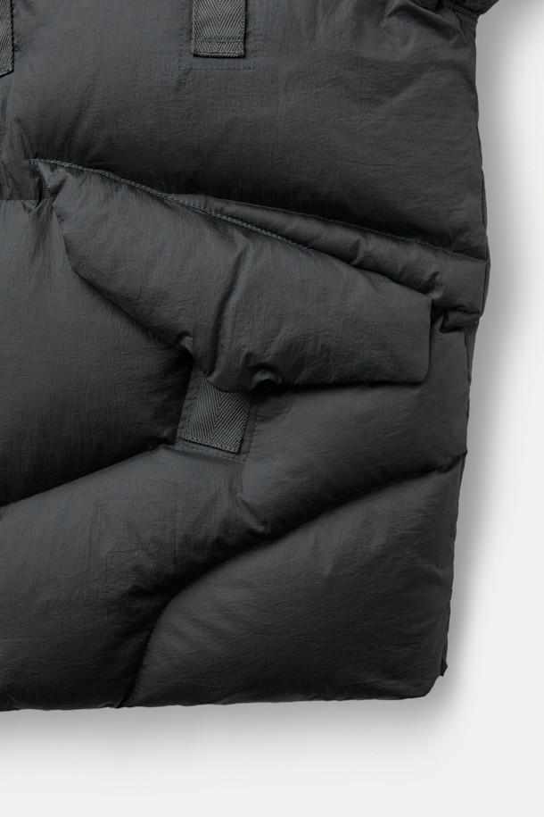 SERIES; X UNAFFECTED N2B 숏 다운 점퍼는 남녀 공용으로 착용 가능한 오버핏 숏패딩입니다. 겨울철 보온과 방풍 기능에 중점을 둔 두꺼운 두께의 나일론 소재를 사용하여 제작되었으며, 부드러운 촉감을 선사합니다. 집업 스타일의 블랙 무지 디자인으로, 캐주얼 및 스포티 무드를 연출하며 캠핑룩이나 등산룩과 같은 TPO에도 적합합니다. 후드가 달려 있어 더욱 따뜻하고 스타일리시하게 착용 가능하며, 미니멀한 스타일을 선호하는 분들께 추천합니다. 긴 소매 기장으로 활동성을 높였습니다.
