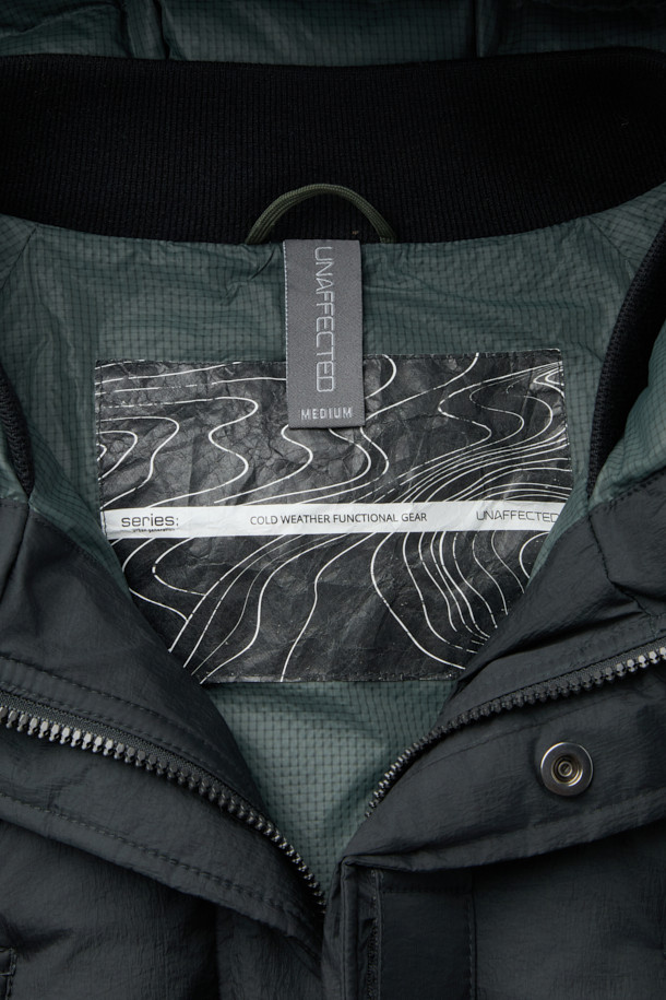 SERIES; X UNAFFECTED M90 ECWCS 다운 파카는 남성용 아우터로, 겨울철 일상 및 아웃도어 활동에 적합한 다운 파카입니다. 블랙 색상의 무지 디자인에 오버핏으로 제작되어 스포티하면서도 밀리터리 스타일을 연출합니다. 두꺼운 두께감과 방수 기능을 갖춘 나일론 소재로 제작되어 보온성을 높였으며, 여행, 캠핑, 등산 등 다양한 TPO에 활용 가능합니다. 집업 여밈 방식에 긴 소매, 후드, 패딩 디테일이 돋보이는 다운 파카입니다.
