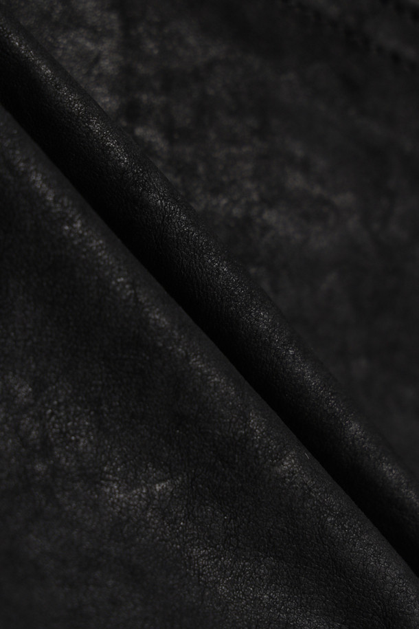 모던하고 클래식한 스타일의 양가죽 라파예트 다운 점퍼입니다. 부드러운 촉감의 양가죽 소재와 구스다운 충전재, 정전기 방지 안감으로 따뜻하고 편안한 착용감을 선사합니다. 탈부착 가능한 시어링 퍼 칼라와 니트 시보리 소매 디테일이 돋보이며, 세미 오버핏으로 편안한 핏을 연출합니다. 겨울철 데일리룩에 활용하기 좋은 블랙 컬러의 무지 디자인으로, 투웨이 지퍼, 후디 포켓, 사선 포켓 등 실용적인 기능까지 갖춘 다운 점퍼입니다. 보온과 방풍 기능을 제공합니다.
