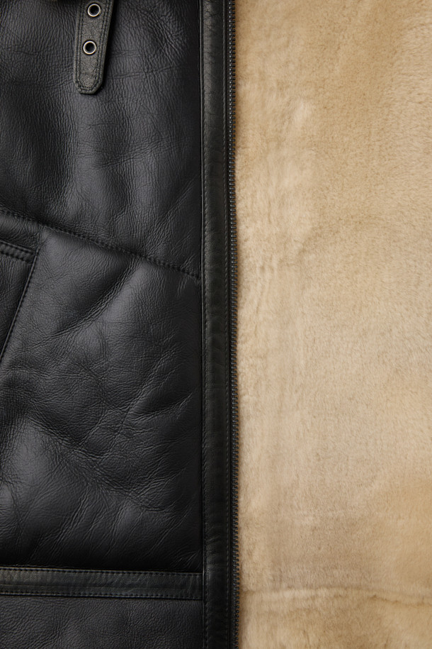 메리노 실키 무스탕은 부드러운 양가죽과 양털 소재를 사용하여 고급스러운 촉감을 선사하는 아우터입니다. 블랙, 베이지 두 가지 색상으로 출시되었으며, 숏 기장의 오버핏 디자인으로 클래식하면서도 캐주얼한 스타일을 연출합니다. 투톤 배색과 비죠 디테일, 투웨이 지퍼, 핸드 포켓 등의 특징으로 보온성과 스타일을 동시에 잡았습니다. 데이트룩, 모임룩 등 다양한 TPO에 활용 가능하며, 미니멀한 룩에도 잘 어울립니다. 겨울철, 따뜻하고 세련된 스타일을 완성해 보세요.
