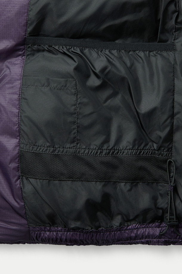보온성과 활동성을 동시에 잡는 경량 다운 베스트입니다. 겨울철 데일리룩과 캠핑룩에 활용하기 좋은 아이템으로, 스포티, 미니멀, 캐주얼 스타일을 연출할 수 있습니다. 톤 다운된 퍼플 컬러에 무지 및 퀼팅 디자인으로 포인트를 더했으며, 루즈핏으로 편안한 착용감을 선사합니다. 가볍고 따뜻한 나일론 소재에 발수, 방풍 기능까지 갖춰 실용적이며, 내장 후드와 글러브 포켓으로 보온성을 높였습니다.
