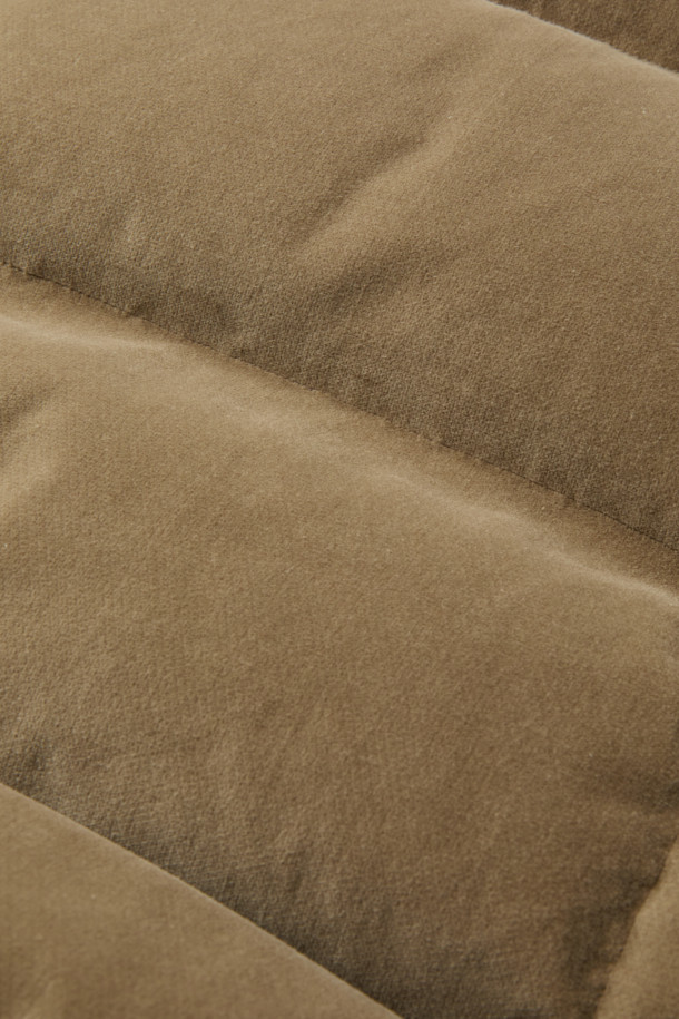 벨베틴 코듀로이 다운 베스트는 가을, 겨울 시즌에 따뜻함과 스타일을 모두 갖춘 아우터입니다. 부드러운 코듀로이 면 소재에 RDS 덕다운 충전재를 사용하여 뛰어난 보온성을 제공하며, 밑단 스트링 조절 기능으로 핏을 자유롭게 연출할 수 있습니다. 캐주얼, 클래식, 미니멀 스타일을 모두 소화하며, 일상 및 아웃도어 활동 시 캠핑룩, 등산룩으로 활용하기 좋습니다. 베이지와 브라운 두 가지 색상으로 출시되었으며, 이중 구조 핸드 포켓으로 실용성을 더했습니다. 스냅 버튼 여밈 방식과 루즈핏 디자인으로 편안한 착용감을 선사합니다.
