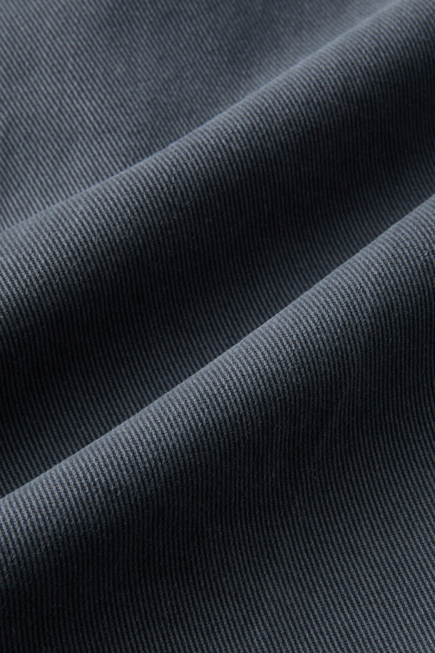 BRIGLIA(브리그리아) 트윌 나빌리오 팬츠는 캐주얼, 미니멀, 클래식 스타일을 아우르는 남성용 트윌 팬츠입니다. 그레이 컬러의 무지 디자인으로, 출근룩과 비즈니스 캐주얼에 적합합니다. 리오셀, 코튼, 스판덱스 혼방 소재로 제작되어 부드러운 촉감과 뛰어난 통기성, 흡습성, 신축성을 제공하며 편안한 이지핏을 선사합니다. 오프셋 버튼 잠금 방식으로 깔끔한 디자인을 완성했습니다. 사계절 내내 활용 가능한 실용적인 아이템입니다.
