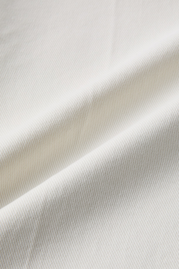 브리그리아 트윌 나빌리오 팬츠는 부드러운 촉감의 리오셀, 면, 스판덱스 혼방 소재로 제작되어 편안한 착용감을 선사합니다. 화이트 컬러의 무지 디자인과 이지핏 핏으로 캐주얼하고 미니멀한 스타일을 연출하기 좋습니다. 통기성과 흡습성이 뛰어나 봄, 여름철 일상복으로 활용하기 좋으며, 오프셋 버튼 잠금과 신축성으로 활동성을 더했습니다. 봄 소풍룩에 매치하여 세련된 스타일을 완성해보세요.
