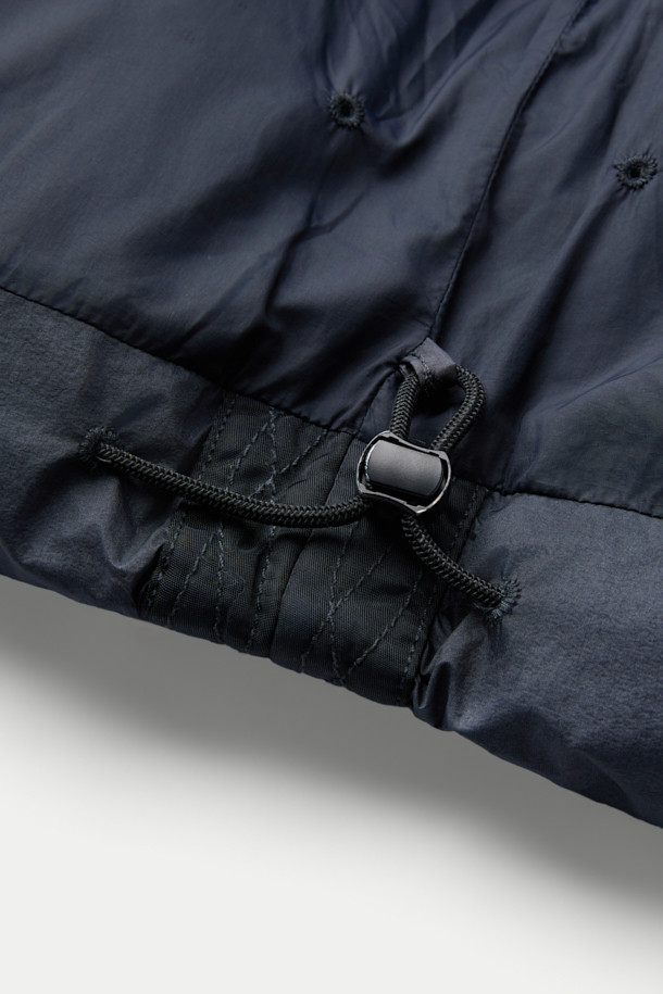 **HANKALEX(헝카렉스) 다이드 덕 다운**은 빈티지한 스타일의 네이비 컬러 덕 다운 아우터입니다. 겨울철 보온성을 책임지는 두꺼운 두께감과 루즈핏으로 편안한 착용감을 선사합니다. 발수 기능과 PU 필름 코팅으로 생활 방수가 가능하며, 가먼트 다잉 처리로 특유의 빈티지한 멋을 더했습니다. 소매 시보리 디테일과 전면 지퍼 포켓으로 실용성을 높였으며, 출근룩과 여행룩, 캐주얼, 미니멀, 클래식 스타일 모두 소화 가능한 활용도 높은 아이템입니다.
