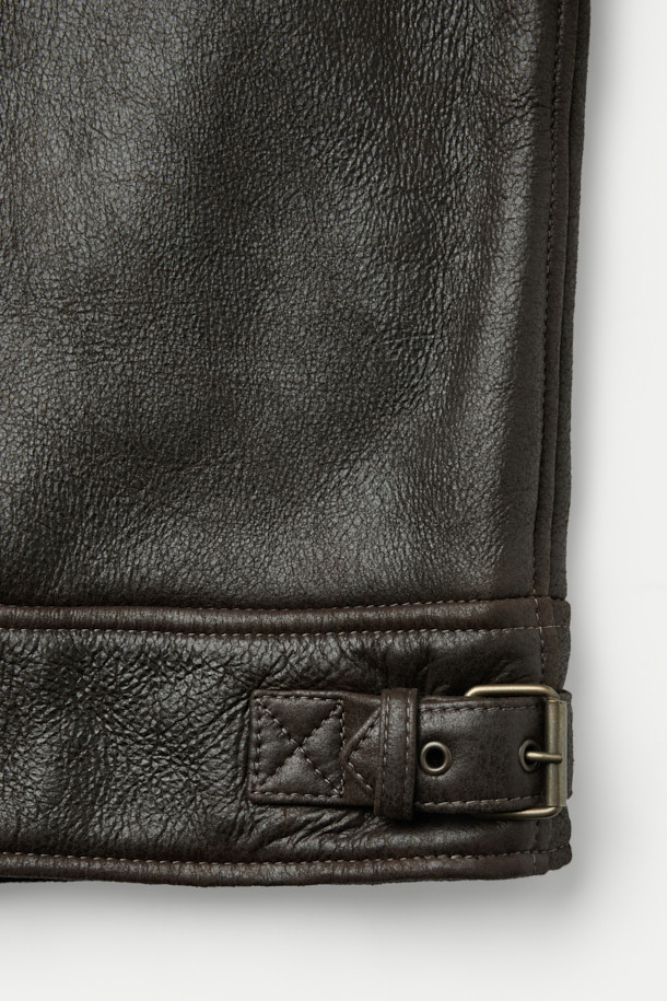 살바토레 산토로 무스탕 재킷은 브라운과 블랙 두 가지 색상으로 출시되어, 가을과 겨울에 따뜻하고 스타일리시하게 연출할 수 있습니다. 양가죽 소재로 제작되어 부드러운 촉감을 자랑하며, 크롭 기장에 집업 여밈 방식으로 편안하게 착용 가능합니다. 클래식한 무드의 스탠다드 핏으로, 양털 에리와 사이드 포켓, 퍼 안감으로 보온성을 높였습니다. 데이트룩, 모임룩 등 다양한 TPO에 미니멀, 시크한 스타일을 더해 세련된 룩을 완성해 보세요.
