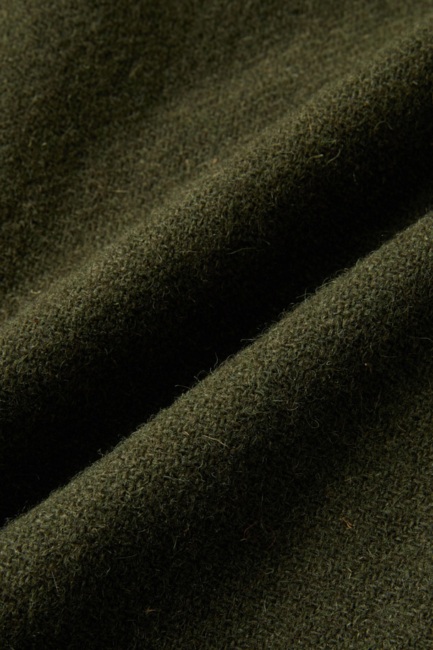 SAGE DE CRET(사지 드 크레) 해리스 트위드 울스터 칼라 롱 코트는 남성용 롱 코트입니다. 올리브 그린 컬러의 해리스 트위드 소재로 제작되어 가을, 겨울 시즌에 적합하며, 클래식하고 모던한 스타일을 연출합니다. 세미 오버핏으로 편안함과 세련됨을 동시에 잡았으며, 울 소재 특유의 부드러운 촉감이 특징입니다. 가먼트 워싱 가공, 힙 포켓, 슬릿 포켓, 패치 포켓, 오프화이트 파이핑 테이프 마감 등의 디테일이 돋보입니다. 출근룩, 겨울 데일리룩, 모임룩 등 다양한 TPO에 클래식, 미니멀, 시크한 스타일로 활용하기 좋습니다.
