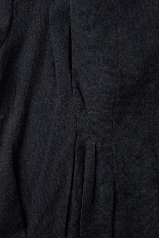 CHIAHUNG SU (치아홍 수) 핸드 우븐 & 다이드 플리팅 라이트 블레이저는 오가닉 울 100% 소재로 제작되어 부드러운 촉감을 선사합니다. 아이치 지역 원사로 염색한 블랙 컬러의 모던한 무드가 돋보이며, 핸드위빙 기법과 플리팅 디테일이 특징입니다. 봄, 가을 시즌에 활용하기 좋은 크롭 기장의 싱글 버튼 레귤러핏 블레이저로, 오피스룩, 비즈니스 캐주얼, 모임룩 등 다양한 TPO에 활용 가능한 아이템입니다. 클래식, 미니멀, 시크 스타일에 매치하여 세련된 스타일을 연출해보세요. 얇은 두께감으로 편안하게 착용할 수 있으며, 긴 소매 디자인으로 포멀한 분위기를 더합니다.
