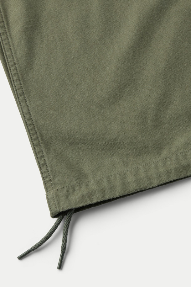 나이젤 카본 아미 카고 팬츠는 남성을 위한 밀리터리 스타일의 카고 팬츠입니다. 카키와 올리브 두 가지 색상으로 제공되며, 사계절 착용이 가능합니다. M-51 밀리터리 팬츠 디자인을 바탕으로 제작되었으며, 여섯 개의 플랩 포켓과 허벅지 부위 포켓 디테일이 특징입니다. 턱(tuck) 디테일과 밀리터리 스타일 버튼 및 스냅으로 클래식한 밀리터리 무드를 더했습니다. 레귤러핏의 백사틴 소재로 제작되어 출근룩, 캠핑룩 등 다양한 TPO에 활용 가능하며, 클래식, 워크웨어, 캐주얼 스타일을 연출하기 좋습니다.
