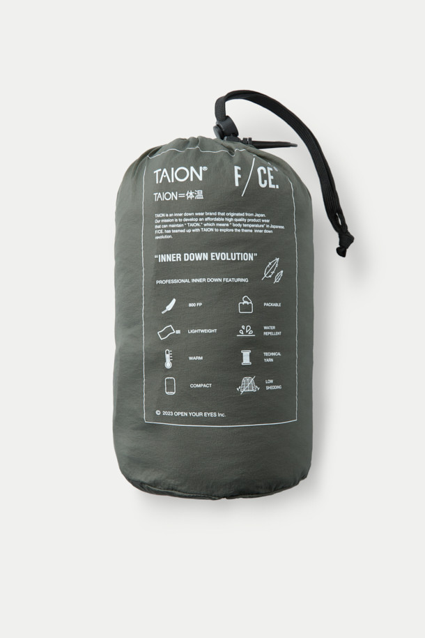 F/CE X TAION(에프씨이 X 테이온) 패커블 이너 덕 다운 재킷은 겨울철 일상룩과 여행, 캠핑룩에 적합한 남녀 공용 아우터입니다. 미니멀하고 캐주얼한 스타일을 연출하며, 퀄팅 패턴과 크롭 기장이 특징입니다. 800 필파워 화이트 덕다운 충전재와 발수 처리, 생활 방수 기능을 갖춰 보온성을 높였습니다. 
버튼 여밈 방식이며, 부드러운 촉감의 나일론 소재와 긴 소매 기장으로 제작되었습니다. 보관용 파우치가 포함되어 휴대 및 보관이 용이합니다.
카키와 올리브 두 가지 색상으로 출시되었습니다.

