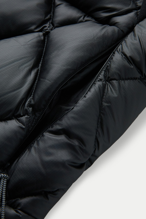 ROA NUNA (누나) 800 필파워 후디드 다운 재킷은 아웃도어 활동과 일상생활 모두에 적합한 공용 다운 재킷입니다. 800 필파워 다운 충전재와 립스탑 나일론 원단으로 제작되어 뛰어난 보온성과 가벼운 착용감을 제공하며, 방수 기능을 갖춰 변덕스러운 날씨에도 쾌적함을 유지합니다. 슬림핏 디자인에 크롭 기장으로 활동성을 높였으며, 미니멀하고 스포티한 스타일을 연출합니다. 양방향 리버스 지퍼, 대형 전면 포켓, 엄지 구멍, 조절 가능한 밑단, 내장 후드 등의 디테일은 실용성을 더하며, 겨울철 데일리룩과 여행룩에 활용하기 좋습니다.
