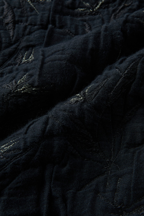 MIDTHINGS(미드띵스) 자카드 재킷은 유니크한 스타일을 추구하는 당신을 위한 아이템입니다. 블랙 컬러의 루즈핏 자켓으로, 봄, 가을에 어울리는 두꺼운 두께감과 부드러운 촉감이 특징입니다. 플라워 자카드 무늬가 돋보이며, 3중 구조 자카드 소재와 볼륨감 있는 실루엣이 세련된 룩을 연출합니다. 지퍼 여밈 방식과 이중 구조 프론트 포켓, 사이드 도트 버튼, WALDES(왈데스) 지퍼, 조개 버튼 장식 등의 디테일이 돋보이며, 모임룩이나 데이트룩과 같은 TPO(Time, Place, Occasion)에 클래식하고 시크하게 연출하기 좋습니다. 크롭 기장의 긴소매 자켓으로 다양한 스타일링에 활용해보세요.
