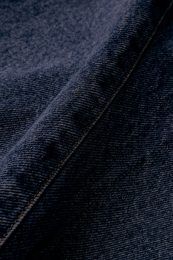 NVRFRGT(엔브이에프알지티) 3D 트러커 재킷은 남성용 아우터로, 봄, 가을에 착용하기 좋은 두꺼운 데님 소재의 트러커 자켓입니다. 인디고 컬러의 무지 디자인에 14oz 불규칙 방적사 원단, 곡선형 솔기 라인, 레이싱 웨어 스타일, 다크 페이드 워싱, 래스터 코팅 가공, 클리어 코팅 마감 등의 특징을 더했습니다. 레귤러핏으로 제작되었으며, 버튼 여밈 방식과 크롭 기장으로 캐주얼, 스트릿, 미니멀 스타일 연출에 적합합니다. 데이트룩과 모임룩에 활용하여 개성 있는 스타일을 완성할 수 있습니다.
