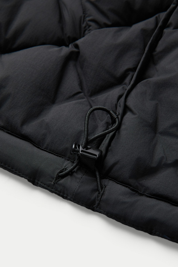 CMF 우븐 다운 후디는 미니멀한 스타일을 추구하는 당신을 위한 겨울철 필수 아이템입니다. 일상과 여행 등 다양한 TPO에 활용 가능하며, X자 구조 직조와 다운팩 없는 구조로 가볍고 편안한 착용감을 선사합니다. 다운 90%, 페더 10% (700FP)의 뛰어난 보온성으로 추운 날씨에도 따뜻함을 유지하며, CMF WOVEN 기술과 다운 본딩 처리로 내구성을 높였습니다. 블랙 컬러의 무지 디자인에 오버핏, 크롭 기장으로 스타일리시함을 더하고, 사선 포켓과 집업 여밈 방식이 실용성을 더합니다.
