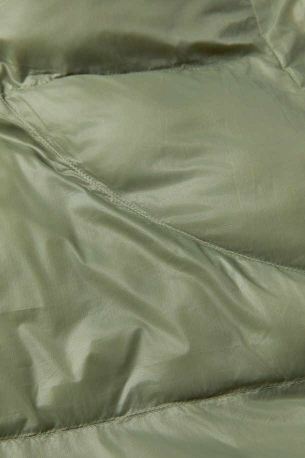 F/CE(에프씨이) 퍼텍스 미니멀 패딩 파카는 남녀 모두 착용 가능한 겨울철 아우터입니다. 카키와 올리브 두 가지 색상으로 출시되었으며, 일상생활과 출근룩에 적합한 미니멀, 클래식, 캐주얼 스타일을 연출할 수 있습니다. PERTEX® QUANTUM 소재, 20데니어 초극세사, 고밀도 직조, PrimaLoft 충전재를 사용하여 가볍고 내구성이 뛰어나며, 뛰어난 보온성을 제공합니다. 집업 방식의 오버핏 크롭 기장으로, 긴 소매 디자인이 특징입니다. 부드러운 촉감과 무지 디자인이 돋보이는 겨울철 필수 아이템입니다.
