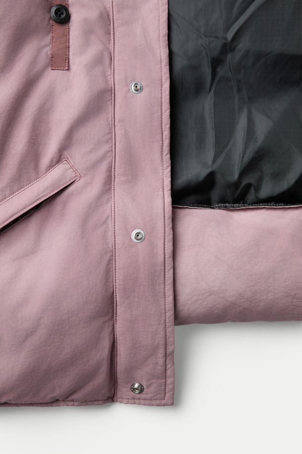 INNAT (이낫) x WILD THINGS (와일드 띵스) 가먼트 다이드 마칼루 다운은 캐주얼과 클래식 스타일을 아우르는 숏패딩입니다. 핑크 컬러의 무지 디자인으로, 겨울철 일상룩과 여행, 캠핑룩에 잘 어울립니다. 오버핏으로 편안한 착용감을 선사하며, 면, 나일론, 덕다운 소재를 사용하여 보온성을 높였습니다. 후드 2-WAY 타입으로 후드 수납이 가능하며, 스냅 버튼으로 길이 조절이 가능합니다. 피그먼트 염색 가공과 빈티지한 텍스처, 브랜드 로고 자수, 게임 포켓 적용이 돋보이는 제품입니다.
