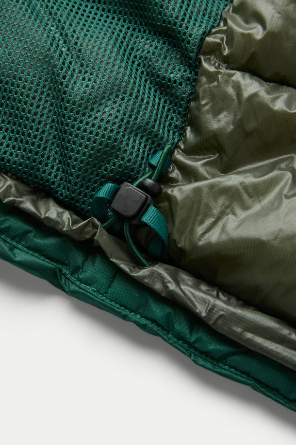 NANGA(난가) 오로라 텍스 라이트 스탠드 칼라 다운 재킷 MIKAMI는 일상과 아웃도어 활동 모두에 적합한 남녀 공용 다운 재킷입니다. 방풍 기능과 보온성을 갖춘 두꺼운 두께감의 이 제품은 겨울철 추위로부터 몸을 보호하며, 부드러운 촉감의 나일론 소재를 사용하여 편안한 착용감을 제공합니다. 후드 탈부착, 드래프트 튜브, 가슴 포켓, 그리고 KARUISHI 소재와 이중 다운 레이어 적용으로 기능성을 높였습니다. 스포티, 캐주얼, 고프코어 스타일을 아우르며 여행, 캠핑, 등산 등 다양한 TPO에 활용 가능합니다. 그린 컬러의 무지 디자인으로 어떤 스타일에도 쉽게 매치할 수 있습니다.
