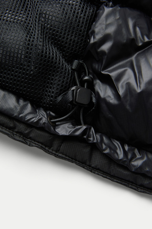 NANGA(난가) 오로라 텍스 라이트 스탠드 칼라 다운 재킷 MIKAMI는 일상과 아웃도어 활동 모두에 적합한 남녀 공용 겨울 다운 재킷입니다. 스포티하고 캐주얼한 무드의 무지 디자인에 레귤러 핏으로 제작되었으며, 두꺼운 두께감의 나일론 소재로 부드러운 촉감을 선사합니다. 150g SPDX 다운 충전재와 이중 다운 레이어를 적용하여 뛰어난 보온성과 방풍 기능을 제공하며, KARUISHI 소재를 사용한 소매 끝단과 칼라 안감이 특징입니다. 가슴 포켓 디자인과 직조 라벨 부착으로 실용성을 더했으며, 캠핑룩, 스포티, 캐주얼, 미니멀 스타일을 연출하기 좋습니다.
