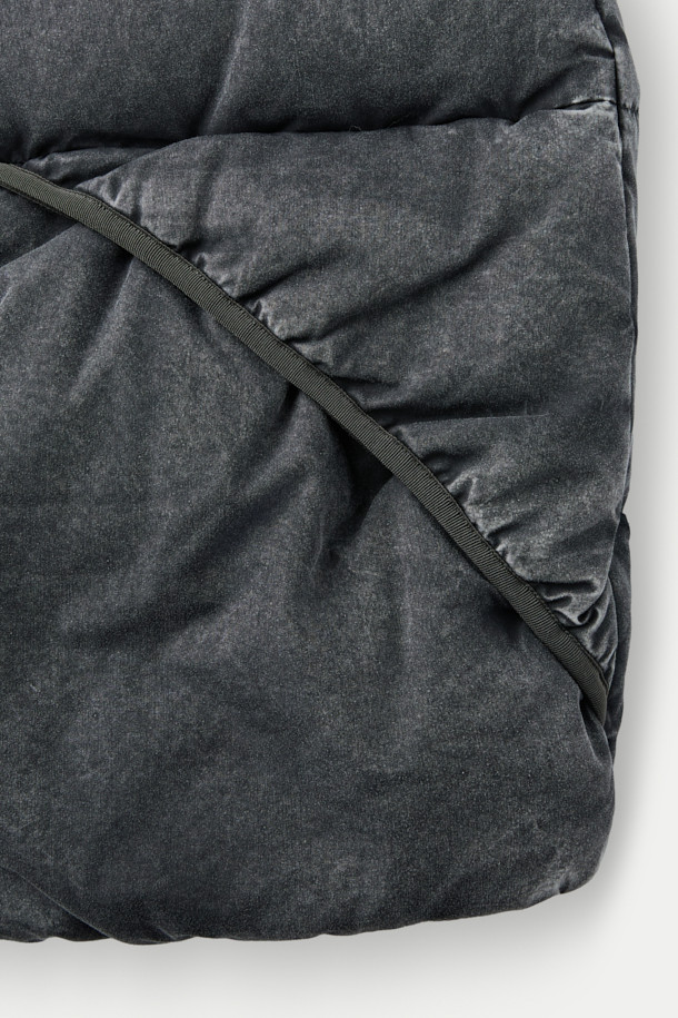 NANGA(난가) 알라야 다운 베스트는 일상생활과 실내외에서 모두 활용 가능한 베이직 스타일의 다운 베스트입니다. 180g의 리사이클 다운 충전재를 사용하여 뛰어난 보온성을 제공하며, 가볍게 착용할 수 있어 편안합니다. 레귤러핏으로 제작되었으며, 무지 디자인의 그레이 컬러로 다양한 출근룩과 여행룩에 미니멀, 캐주얼, 클래식 스타일을 더할 수 있습니다. 집업 스타일로 간편하게 착용 가능하며, 폴리에스터 안감으로 마감되었습니다. 겨울철, 경량 보온을 위한 실용적인 선택입니다.
