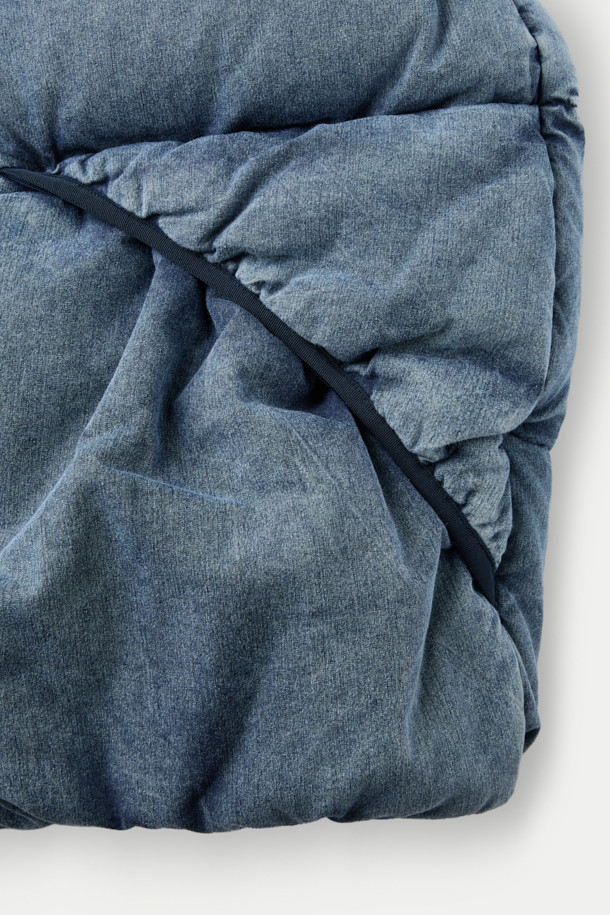 NANGA (난가) 알라야 다운 베스트는 겨울철 보온성을 책임지는 남성용 다운 베스트입니다. 네이비 색상에 무지 디자인으로, 출근룩이나 여행룩 등 다양한 TPO에 활용하기 좋습니다. 180g 리사이클 다운 충전재를 사용하여 가볍지만 뛰어난 보온성을 제공하며, 부드러운 촉감의 폴리에스터 안감으로 편안한 착용감을 선사합니다. 집업 스타일의 레귤러핏으로 미니멀, 클래식, 캐주얼 등 어떤 스타일에도 잘 어울립니다. 일상과 실내외 활동 모두에서 활용 가능한 실용적인 아이템입니다.
