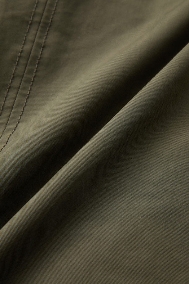 멕켄지 구스코트는 미니멀하고 베이직한 스타일의 겨울용 아우터입니다. 카키와 올리브 두 가지 색상으로 출시되었으며, 무릎 기장의 무지 디자인이 특징입니다. 고밀도 원단과 구스다운 충전재를 사용하여 보온성을 높였으며, 탈부착 가능한 베스트 패널과 양털 넥으로 다양한 스타일 연출이 가능합니다. 레귤러핏과 세미오버핏 두 가지 핏으로 제공되며, 지퍼와 히든 버튼으로 여밈 방식을 더했습니다. 출근룩과 여행룩에 모두 활용하기 좋은, 부드러운 촉감의 구스다운 코트입니다.
