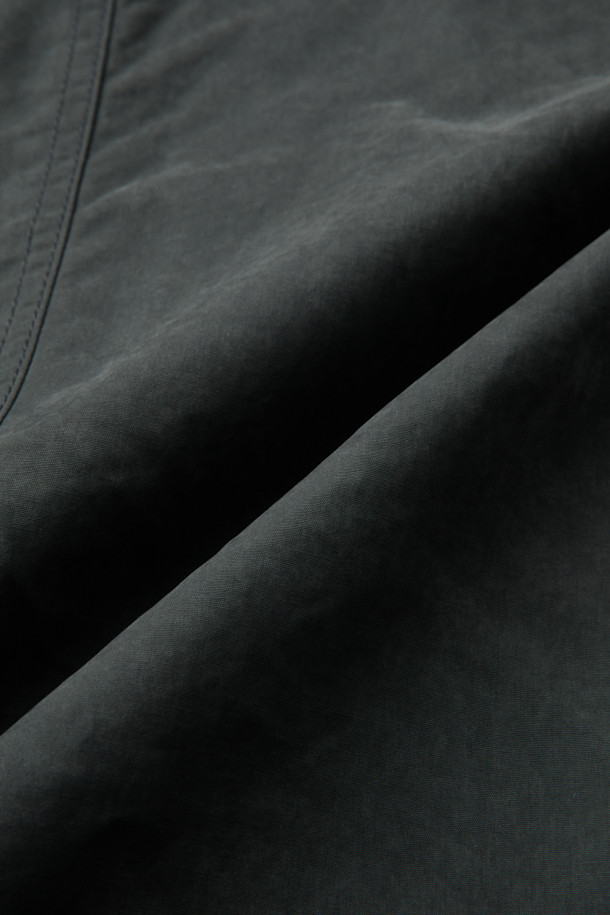 베노 올메텍스는 캐주얼, 미니멀, 클래식 스타일을 아우르는 공용 점퍼형 재킷입니다. 가을, 겨울 시즌에 적합하며, 일상 및 캐주얼 용도로 활용하기 좋습니다. 블랙 컬러의 무지 디자인으로 밀리터리 스타일의 무드를 연출합니다. 루즈핏으로 편안한 착용감을 선사하며, 지퍼와 스냅으로 여밈 방식을 갖췄습니다. 이탈리아 OLMETEX S.P.A 원단을 사용하여 부드러운 촉감을 자랑하며, 탈부착 가능한 이너 베스트와 3M 신슐레이트 충전재로 보온성을 높였습니다. 방수 기능과 내구성을 갖춰 출근룩, 여행룩 등 다양한 TPO에 활용 가능합니다.
