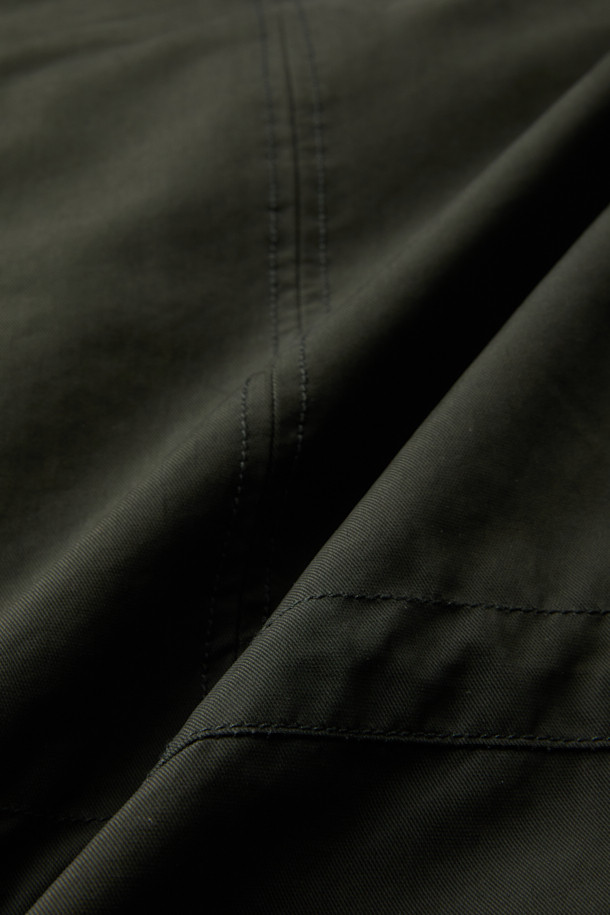 빈티지 무드를 더한 양털 카라 다운 재킷입니다. 넉넉한 루즈핏으로 편안한 착용감을 선사하며, 탈부착 가능한 양털 패널이 보온성을 높여줍니다. 소매 안쪽 니트 바람막이 디테일과 구조적인 실루엣이 특징이며, 다양한 이너 레이어링으로 스타일 연출이 용이합니다. 두꺼운 두께감과 부드러운 촉감의 폴리에스테르, 양모 혼방 소재로 제작되어 겨울철에도 따뜻하게 착용할 수 있습니다. 캐주얼, 미니멀, 클래식 등 어떤 스타일에도 잘 어울리는 블랙 컬러의 다운 재킷입니다.
