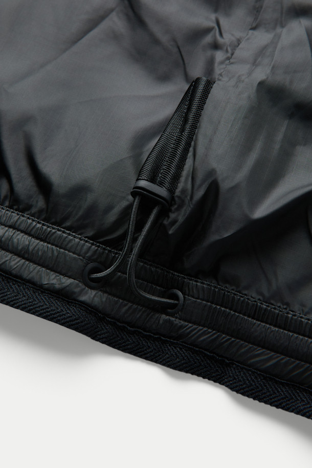 **미들레이어 경량 다운 점퍼**는 가을과 겨울, 일상 및 아웃도어 활동에 적합한 남녀 공용 아우터입니다. 블랙 색상의 무지 디자인으로 미니멀하고 베이직한 스타일을 연출하며, 집업 여밈 방식과 베이직핏으로 편안한 착용감을 선사합니다. 초경량 나일론 소재와 구스다운 충전재를 사용하여 가볍고 따뜻하며, 발수 및 방풍 코팅으로 기능성을 더했습니다. 빌트인 후드 분리가 가능하며, 접밴드 및 절개 보강 설계를 통해 활동성을 높였습니다. 출근룩과 여행룩 등 다양한 TPO에 활용할 수 있는 실용적인 아이템입니다.
